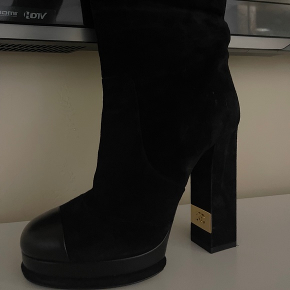CHANEL 25S KNEE-HIGH BOOTS IN GREY SUEDE GOLD HARDWARE